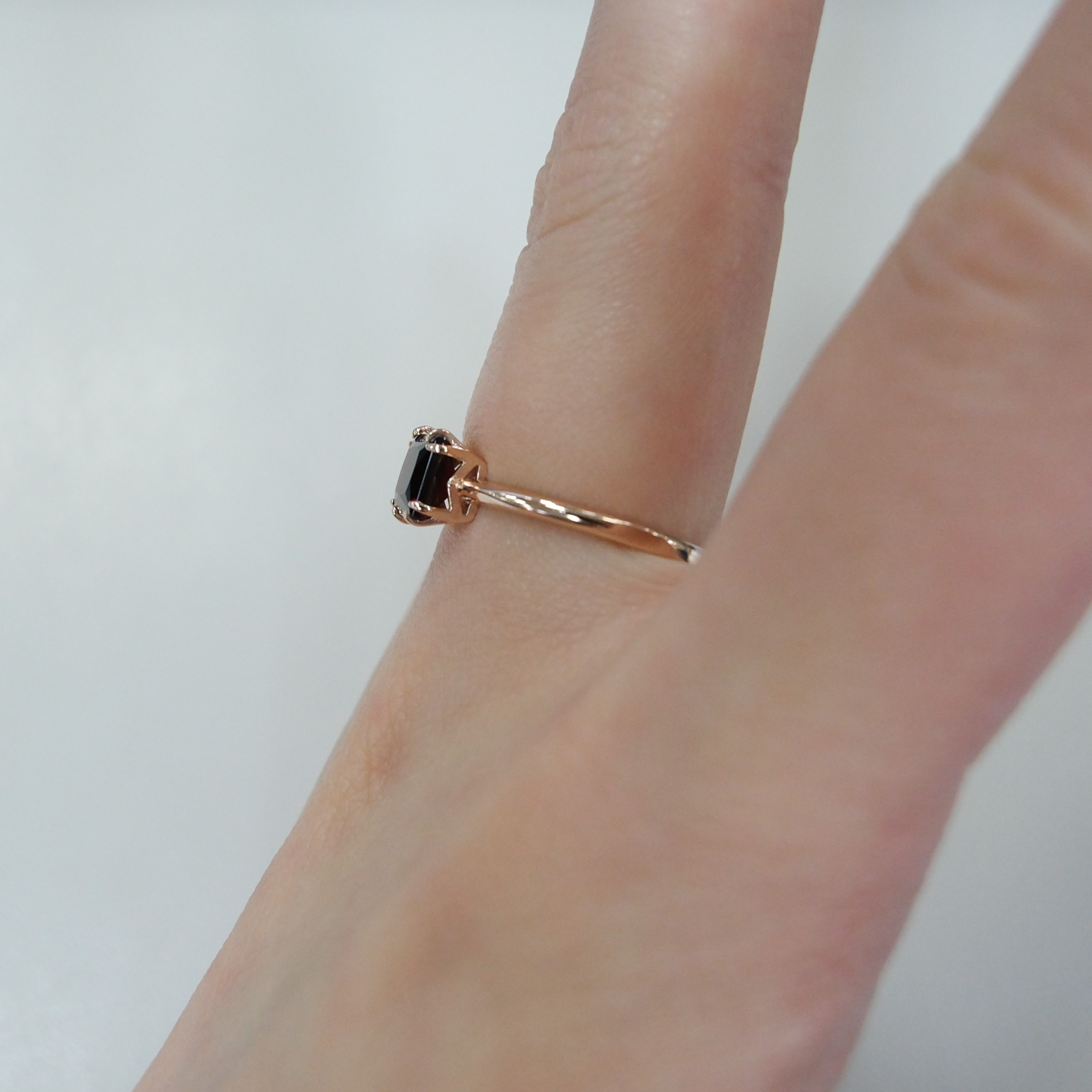 Серебряное кольцо с гранатом